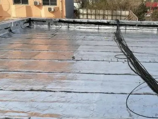 上杭卫生间漏水维修公司分享下上杭屋面楼顶防水刚性防水层施工要点。